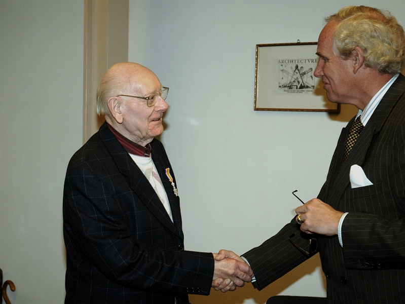 DSC_2004110205.jpg - 2 november 2004: Karel Booden ontvangt lintje van burgemeester van Schaijck.