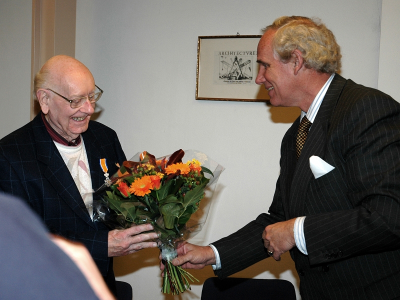 DSC_2004110207.jpg - 2 november 2004: Karel Booden ontvangt lintje van burgemeester van Schaijck.