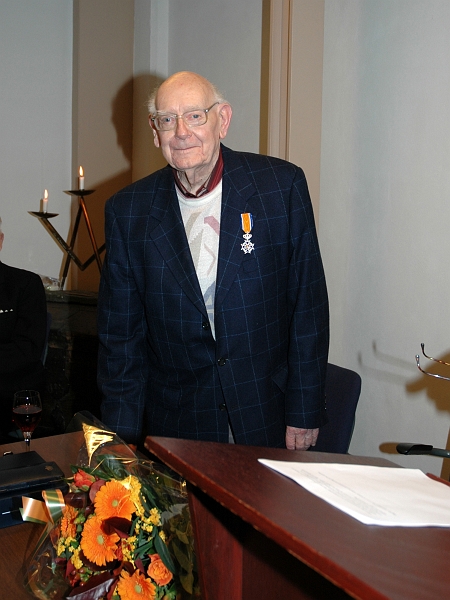 DSC_2004110211.jpg - 2 november 2004: Karel Booden ontvangt lintje van burgemeester van Schaijck.