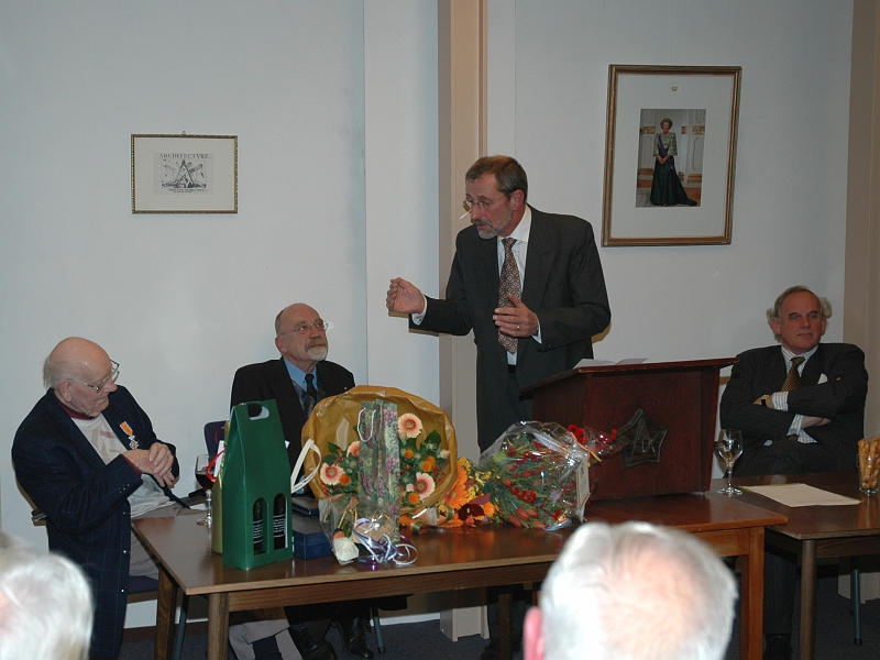 DSC_2004110212.jpg - 2 november 2004: Karel Booden ontvangt lintje van burgemeester van Schaijck.
