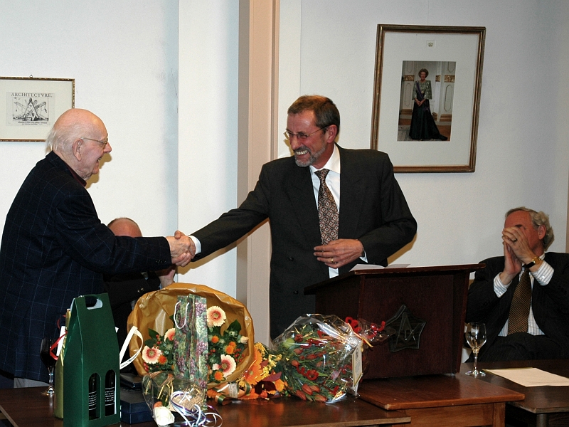 DSC_2004110213.jpg - Cor den Boer, de toenmalige voorzitter van 't Nut Geldermalsen, feliciteert Karel Booden.